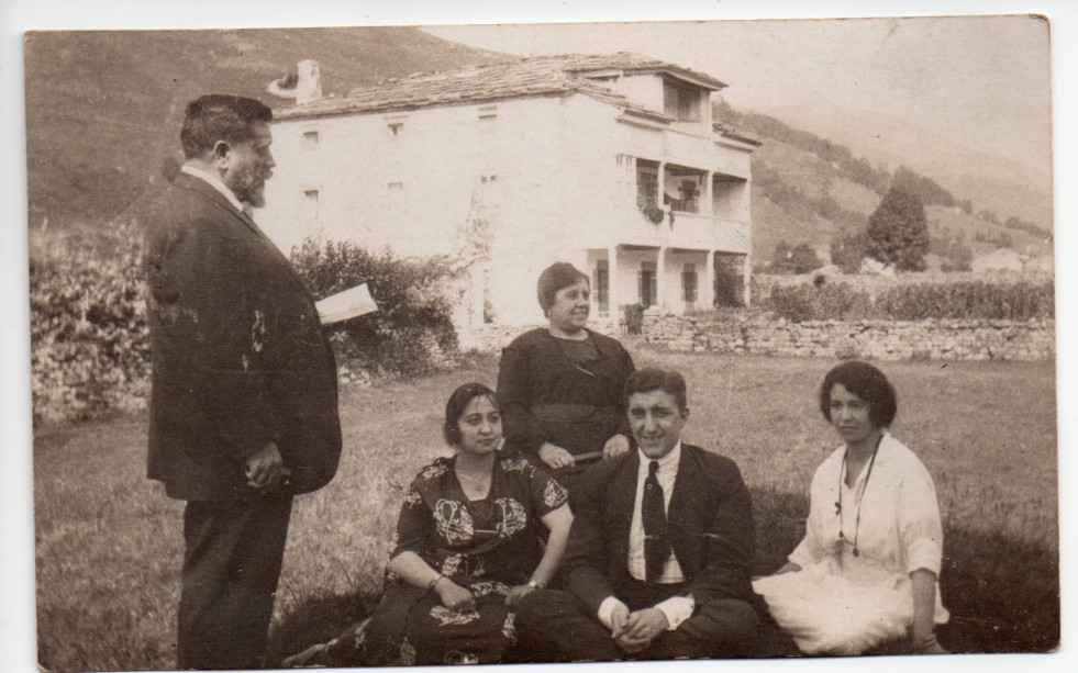 Julio Niño con su mujer e hijos y Marieta de la Vega Revuelta,  junto a la casa de don Marcos Ortiz de la Torre en Vega de Pas en 1917.