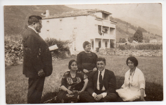 Julio Niño con su mujer e hijos y Marieta de la Vega Revuelta,  junto a la casa de don Marcos Ortiz de la Torre en Vega de Pas en 1917.